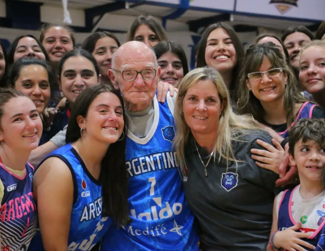 Argentino_junin's tweet photo. De pie damas y caballeros, estamos homenajeando al gran Hector "Coco" Nigro 🏀👏💙 https://t.co/3DrWxNwlXq