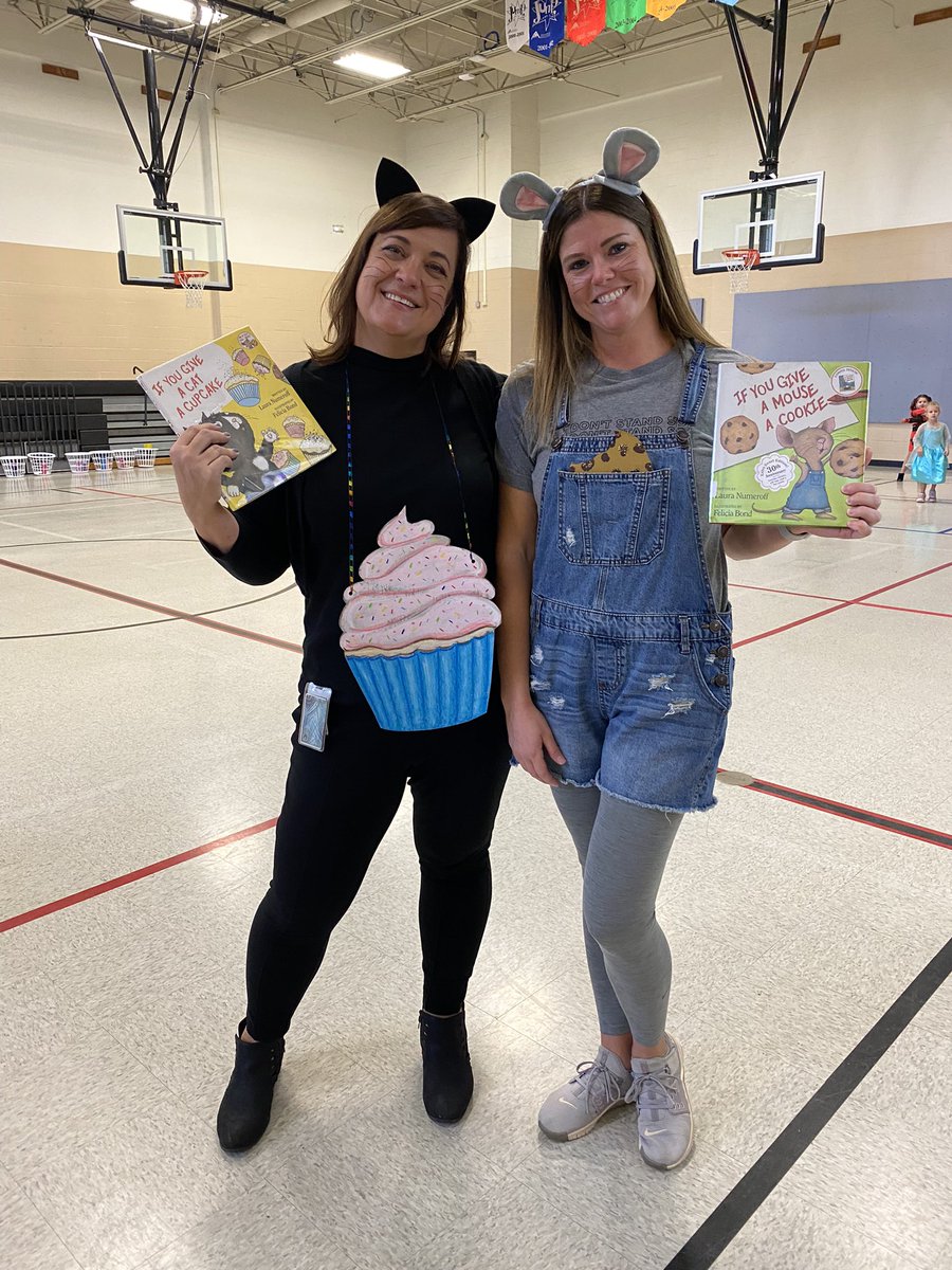 Halloween character day <a href="/AustinElem/">Austin Elementary</a> Such a fun day with <a href="/artsylisatx/">Lisa Ricciardelli</a> #austinourstory #iteachpe 🐭🍪🐈‍⬛🧁