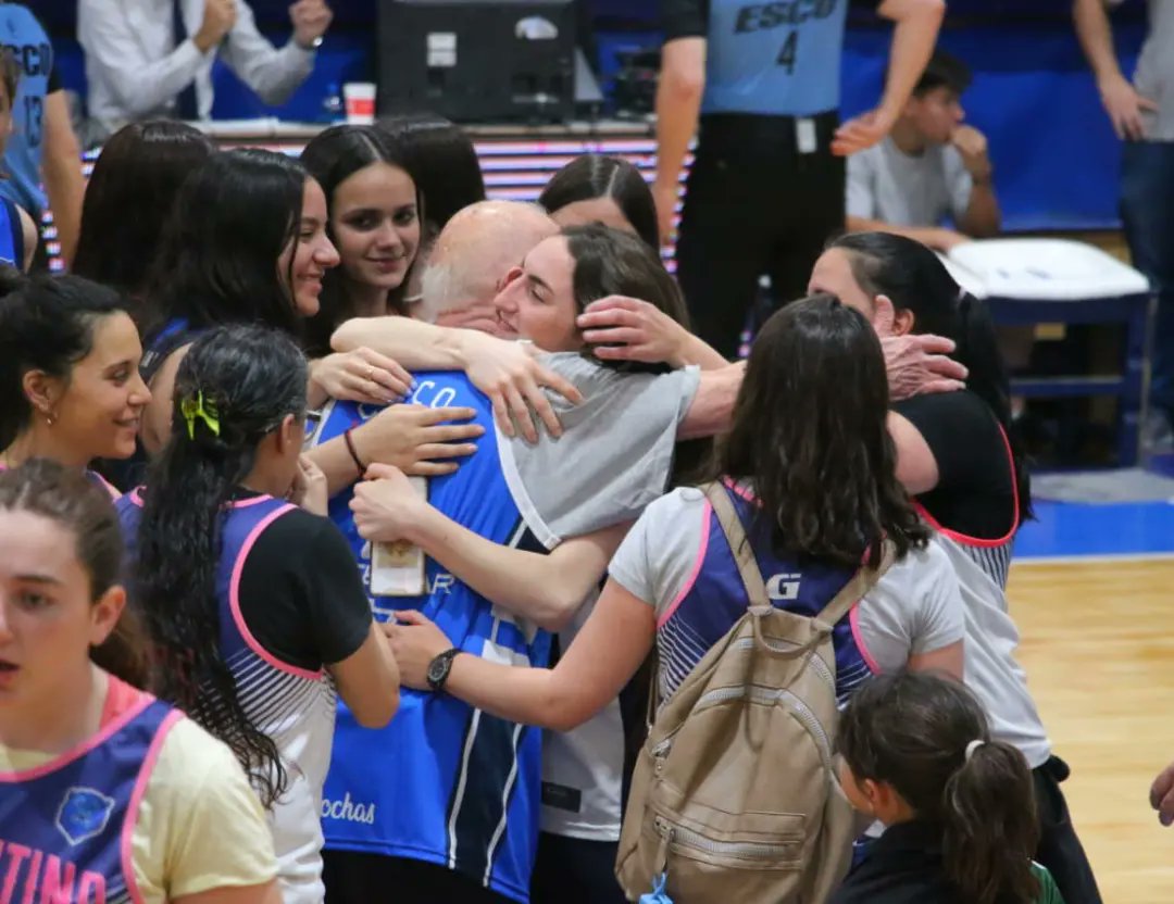 Argentino_junin's tweet photo. De pie damas y caballeros, estamos homenajeando al gran Hector "Coco" Nigro 🏀👏💙 https://t.co/3DrWxNwlXq
