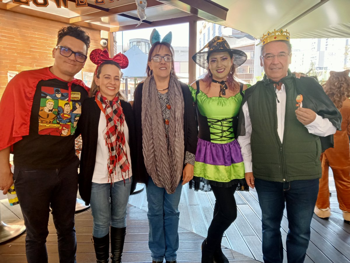LuisA_JimenezC's tweet photo. 🎃👻 Hoy en medio de la celebración del #DíaDeLosNiños aprovechamos con el equipo del SNFT @SENAComunica para compartir en una actividad de integración y recordar valores del #codigodeintegridad y los pilares de la #renovacioncultural de cara al cambio de la entidad. https://t.co/LuQ3ZoA6W7
