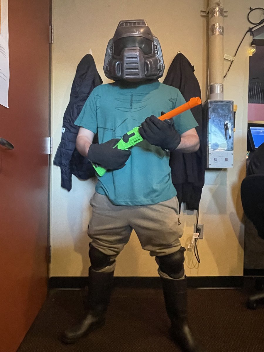 BeefVEVO's tweet photo. fun last second slayer costume 😃 https://t.co/zc9YDccqOt