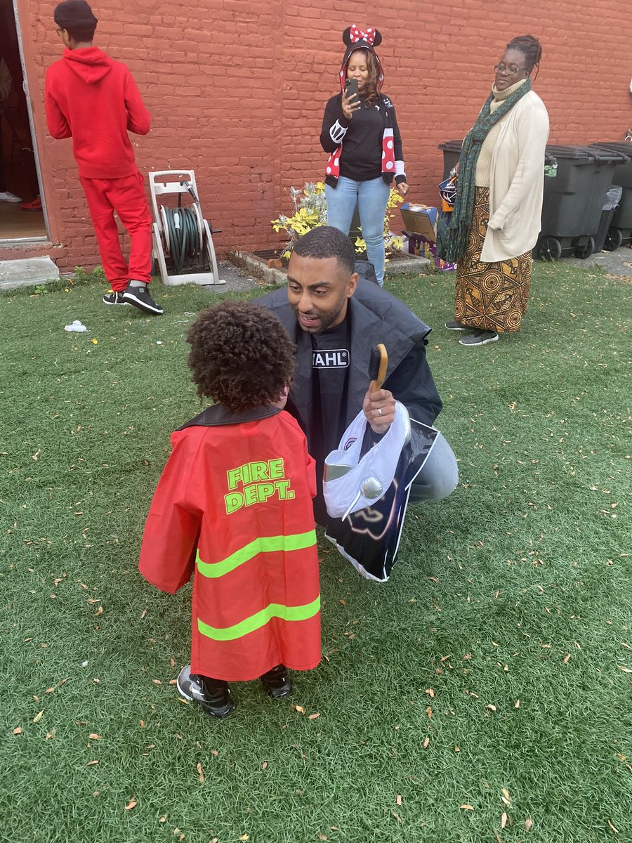 jamaaltbailey's tweet photo. Have no fear, #WaveMan🌊is here!
🎃Happy Halloween! The #BaileyGirls and I had a great time at @CarlHeastie’s annual community celebration. Hope everyone has a fun, safe, spooky (and wavy) Halloween! https://t.co/scBYgJOwwc