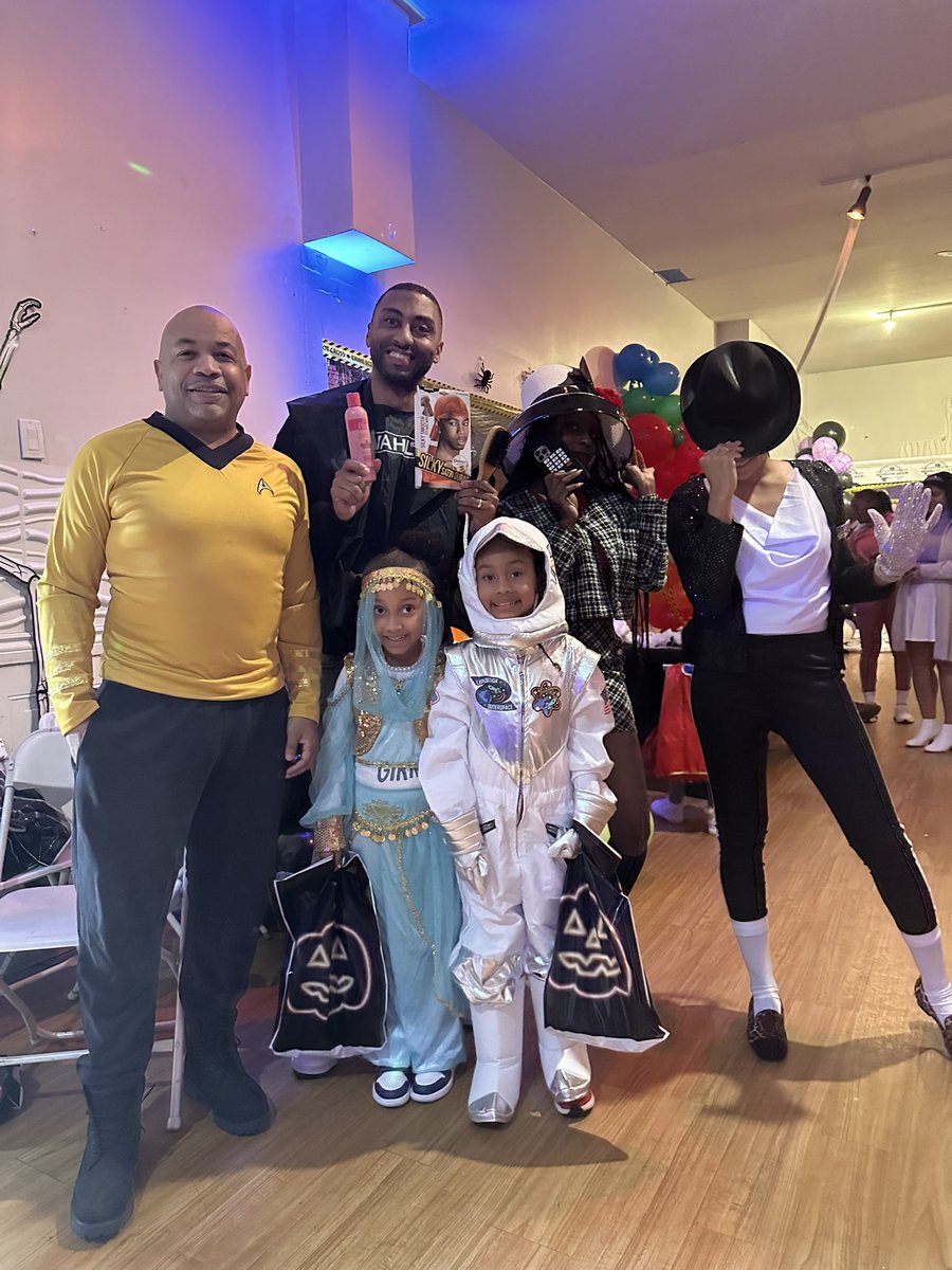 jamaaltbailey's tweet photo. Have no fear, #WaveMan🌊is here!
🎃Happy Halloween! The #BaileyGirls and I had a great time at @CarlHeastie’s annual community celebration. Hope everyone has a fun, safe, spooky (and wavy) Halloween! https://t.co/scBYgJOwwc