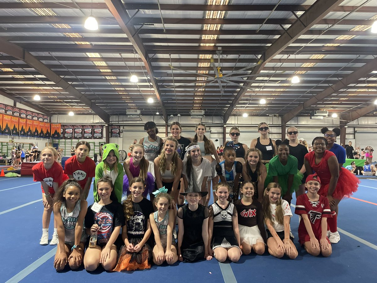 HAPPY HALLOWEEN from the sour sisters! 🎃🍋💙💚