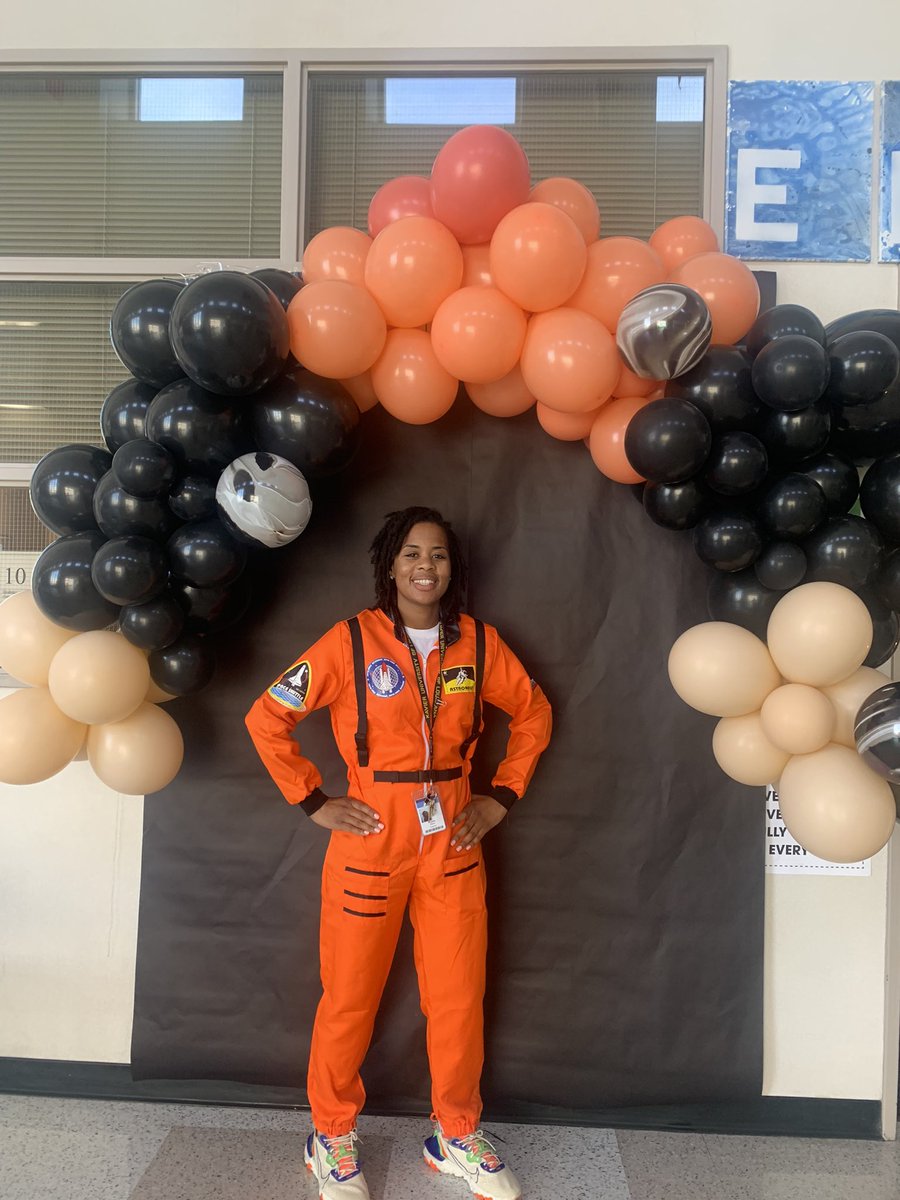 mskgdunn's tweet photo. "The best way to make dreams come true is to wake up." - Mae Jemison
#CollegeAndCareerWeek #Halloween #Espooky #ENGCisFun
@ElsikNGCRams https://t.co/bNkTFoO1nx