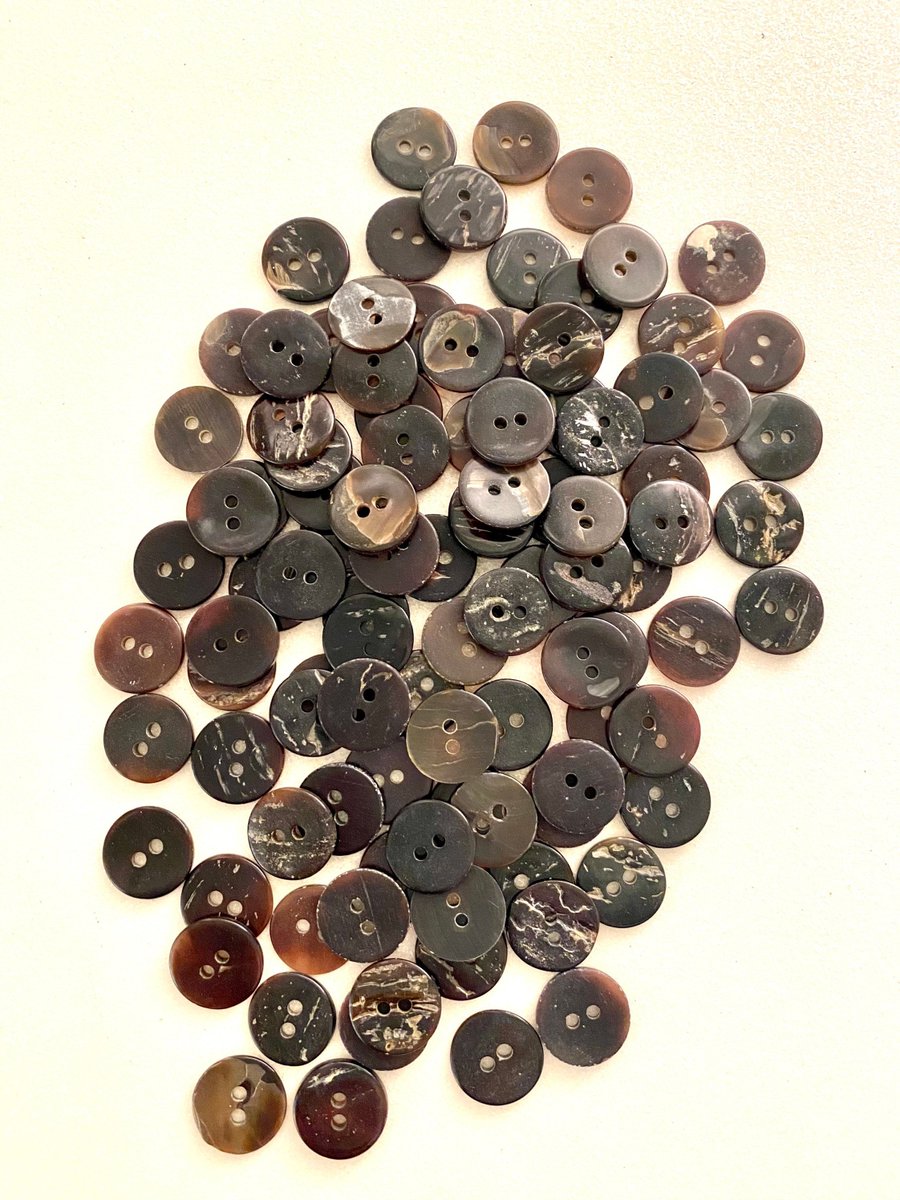 BySupply1's tweet image. 50 Vintage 12mm 2 holes shell round black spotty buttons Lot of 50 by BySupply tuppu.net/61ef04e4 #bysupply #Etsy #ShellButtons