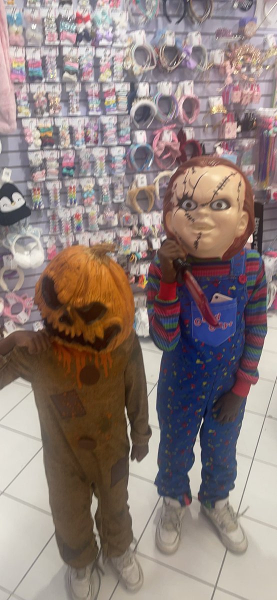 Windom1Windom's tweet photo. Happy Halloween from my boys!!🎃 https://t.co/s2oKMyGn7O