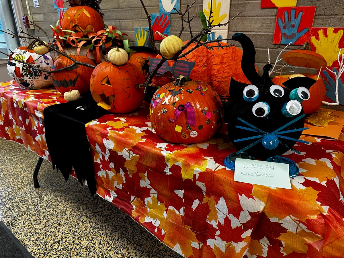 On souligne l'Halloween en grand à l'Harmonie! Concours de costumes, décoration de citrouilles, maison hantée et bien plus! Bravo au Conseil étudiant d'avoir organisé cette belle fête! 🎃