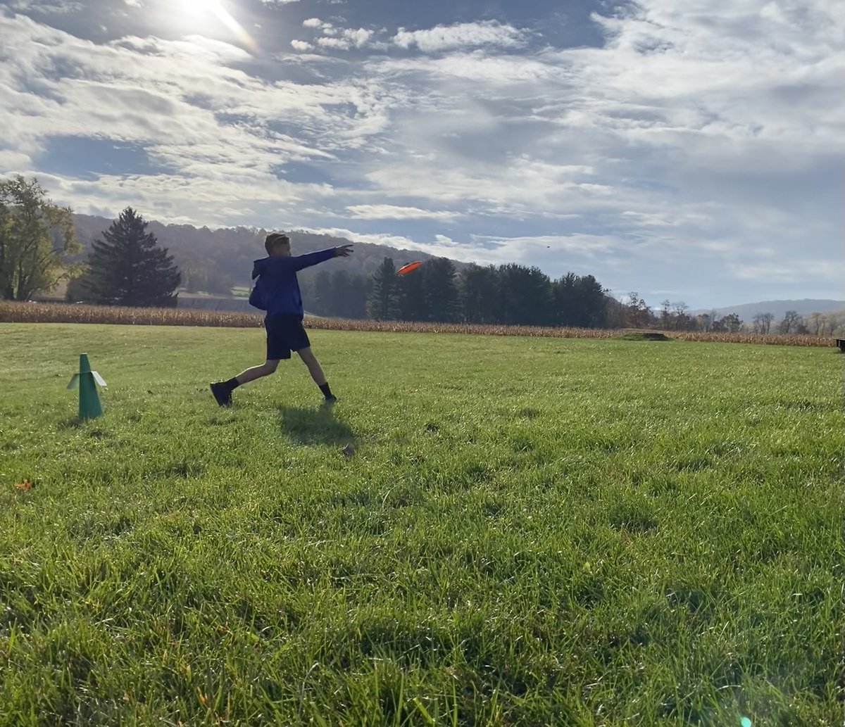 jquerryFCPSPE's tweet photo. Fifth grade applies frisbee throwing form and fix ups they learned to play a round of disc golf. (Can’t beat that beautiful backdrop) https://t.co/GqrbwGz1S7