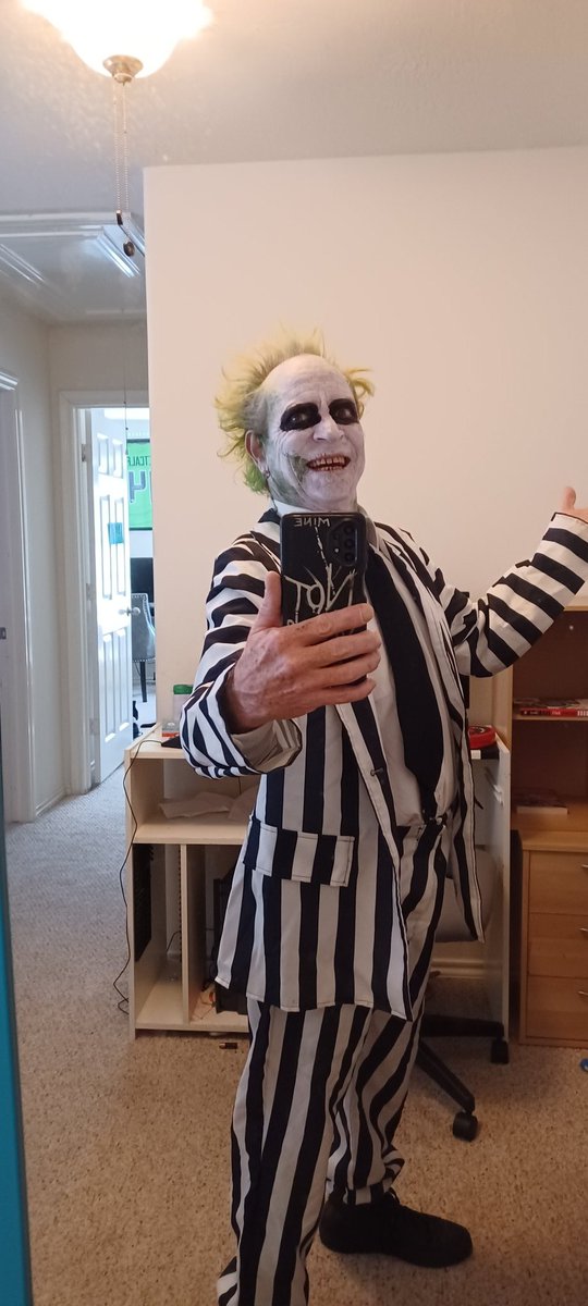 Guess who?
HAPPY HALLOWEEN!!