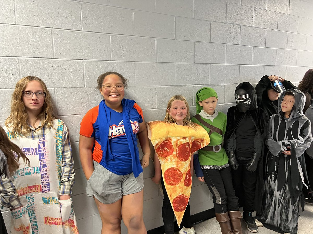 MichikaLinton's tweet photo. What a crazy day full of Halloween fun in 5th grade! We may not have had enough time for all the activities and goodies but we still had fun and will just have to extend it into tomorrow..lol. They sure looked great all dressed up for the parade! #pres #easton449 https://t.co/eUiVq1GGY5