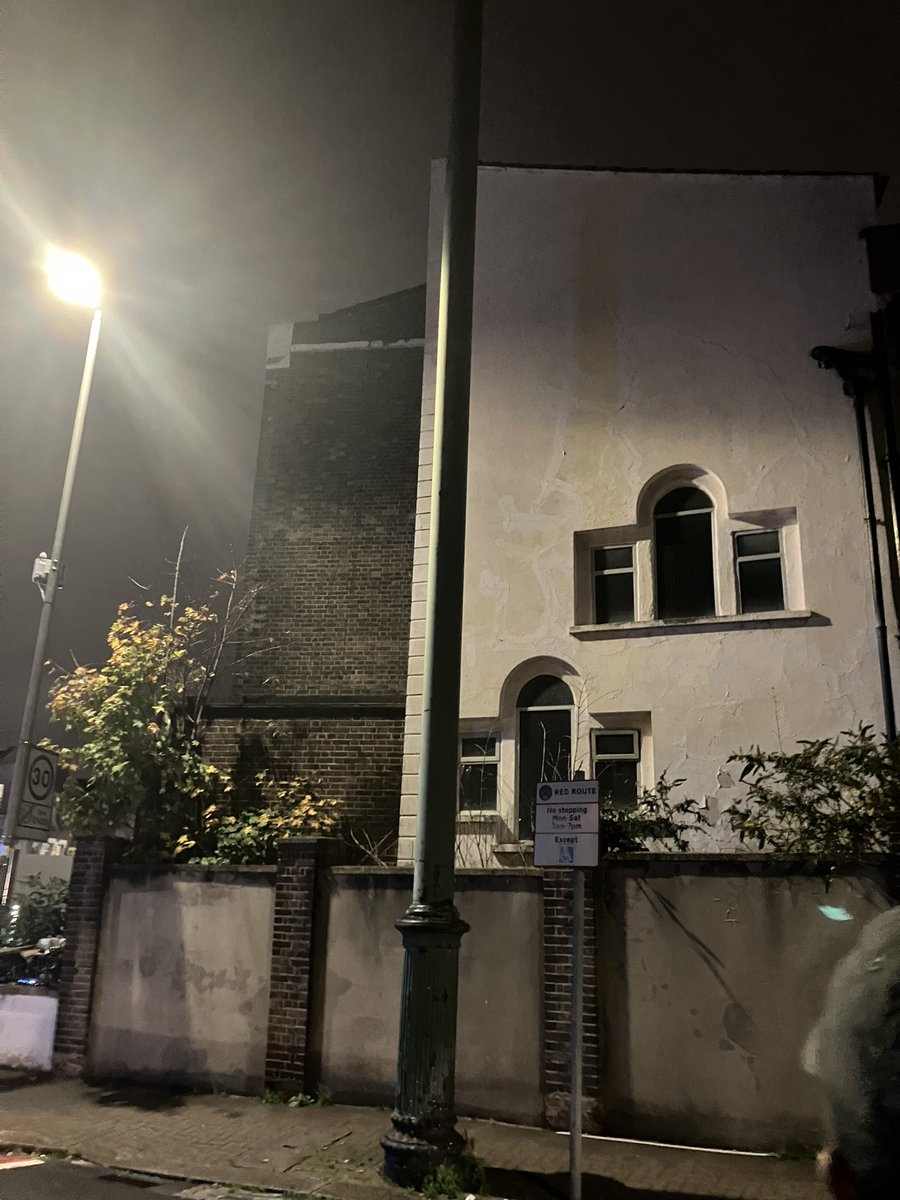 RoadSw9's tweet photo. @summerstown182 @tootingnewsie @DrRosena @FOSC_Tooting @jeanne_rathbone @Ramblers_London @TootingTown @TootingMarket @RambleTooting @WimbledonNewsie Ghoulish #SpookingTooting walk with Geoff this evening. Some sad, some scary stories, even a stink pipe and links to cholera, #DanLeno spooking Drury Lane as we passed #LambethCemetery. One of the residents put on a special show. Fantastic 🎃👻🎃👻 https://t.co/cT9icix4b5