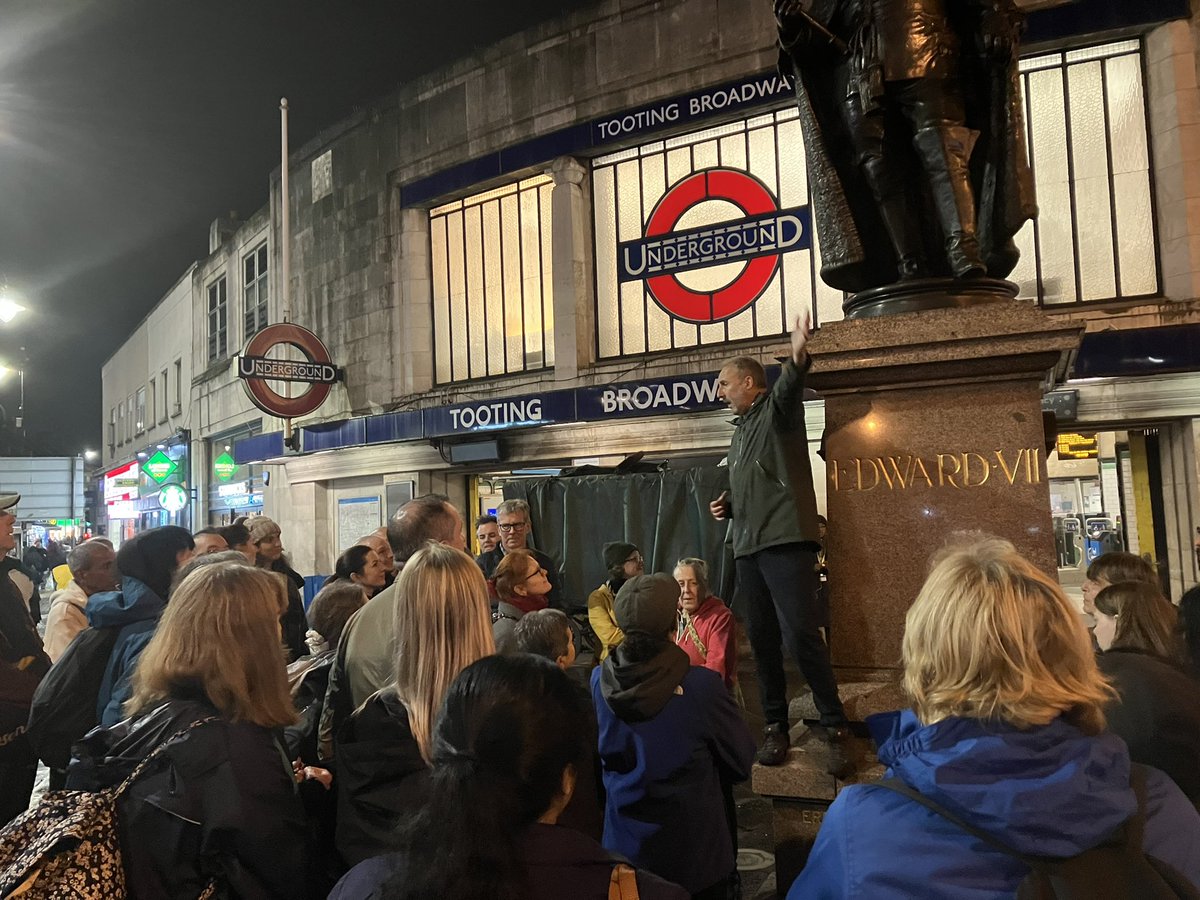RoadSw9's tweet photo. @summerstown182 @tootingnewsie @DrRosena @FOSC_Tooting @jeanne_rathbone @Ramblers_London @TootingTown @TootingMarket @RambleTooting @WimbledonNewsie Ghoulish #SpookingTooting walk with Geoff this evening. Some sad, some scary stories, even a stink pipe and links to cholera, #DanLeno spooking Drury Lane as we passed #LambethCemetery. One of the residents put on a special show. Fantastic 🎃👻🎃👻 https://t.co/cT9icix4b5