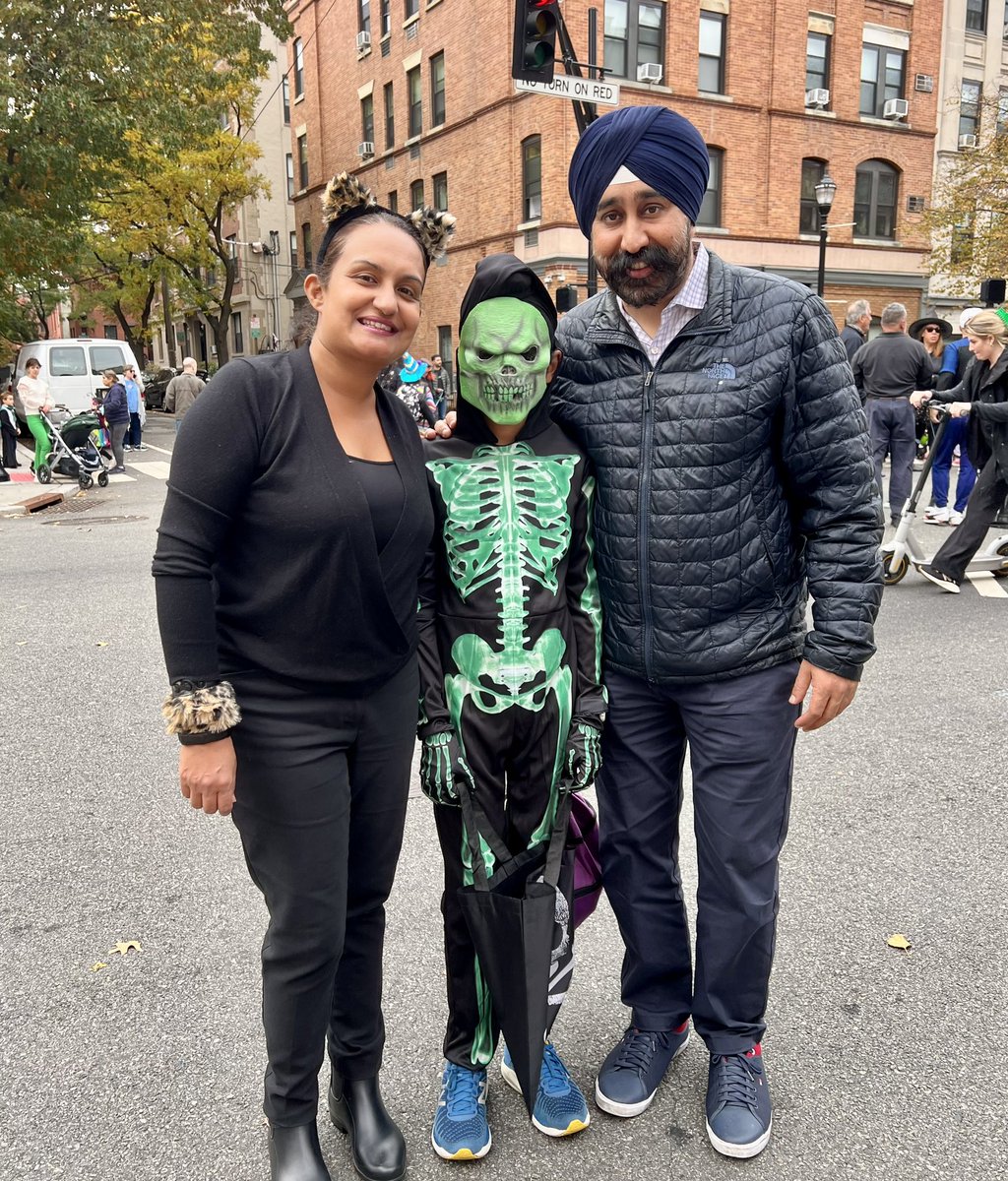 RaviBhalla's tweet image. There’s no place like Hoboken for Halloween! Great costumes and house decorations as always! #HappyHalloween to all! 🎃 👻