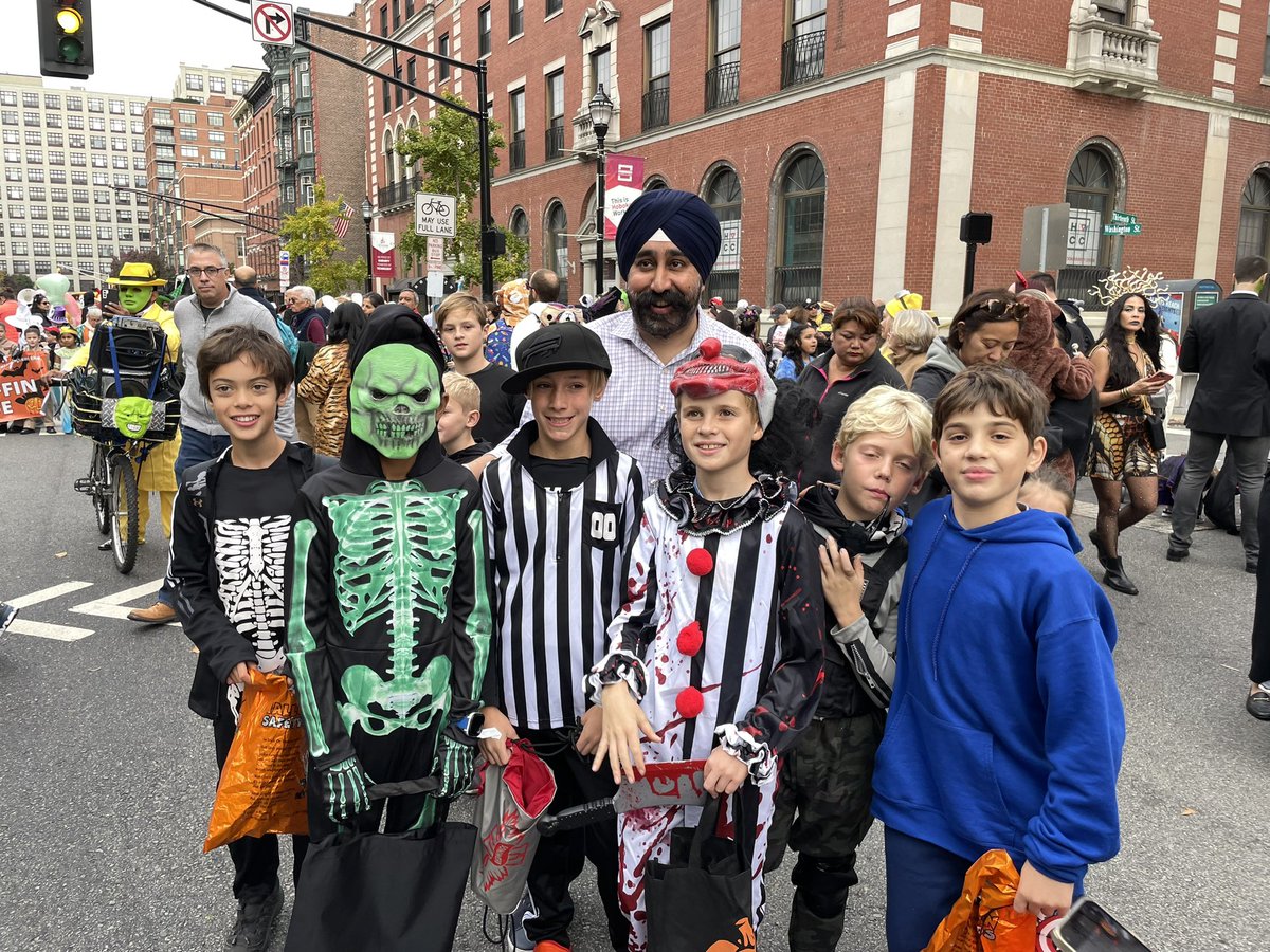 RaviBhalla's tweet image. There’s no place like Hoboken for Halloween! Great costumes and house decorations as always! #HappyHalloween to all! 🎃 👻