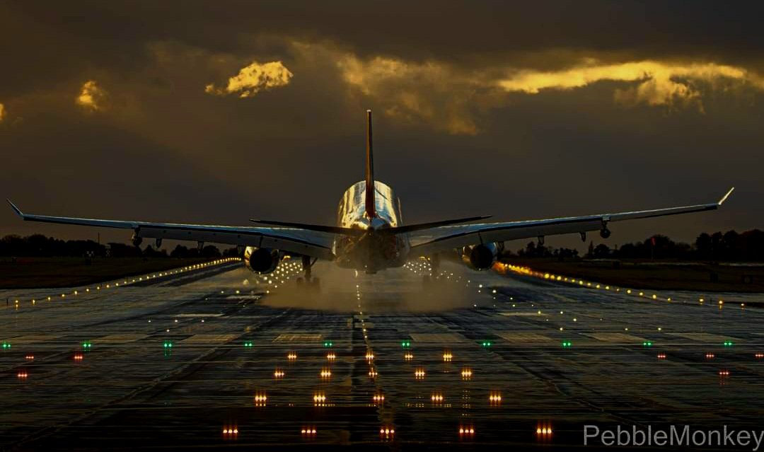 MarkbBentley's tweet photo. A wet wet wet #Voyager @AirTanker @RAFBrizeNorton @BFBSBrizeNorton #101sqn #10Sqn https://t.co/8ovwqPbr44