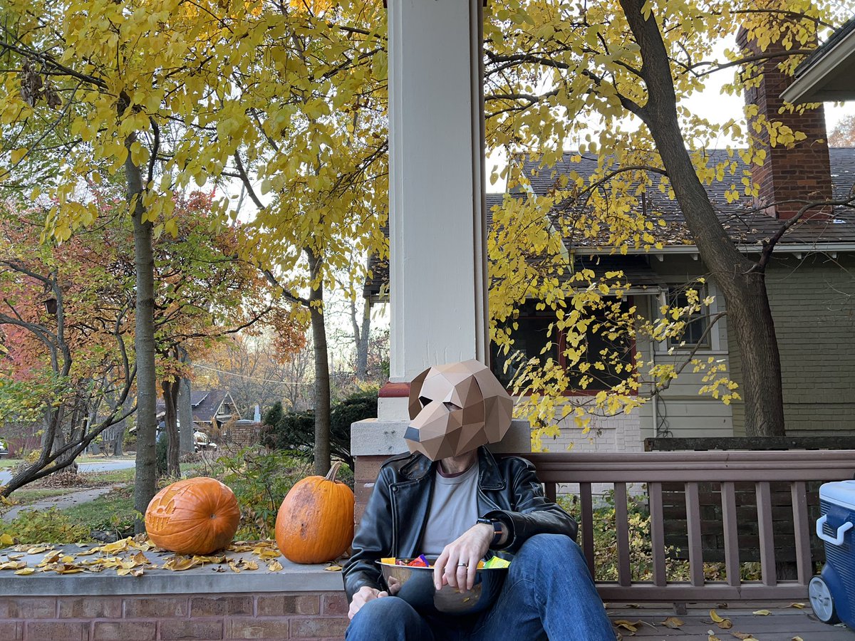 This year’s mask put me in watchdog mode. #lapastudios