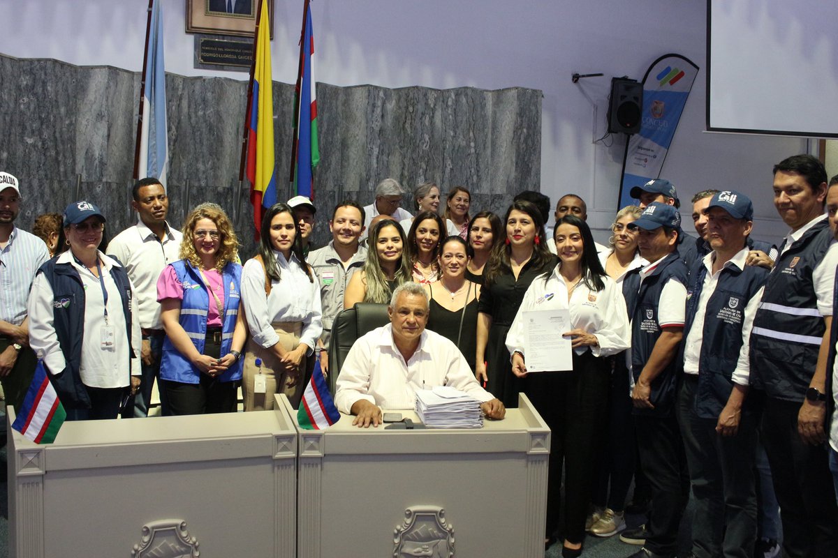 Cali_Participa's tweet photo. Con la bandera en alto de nuestra Santigo de Cali, se formalizó la radicación del proyecto de acuerdo que abre el proceso de transición a la distritalización, construido y consultado por actores de la ciudad.

#SomosCaliDistrito una ciudad que se trasforma y avanza por su gente. https://t.co/X1SuDIOFtI