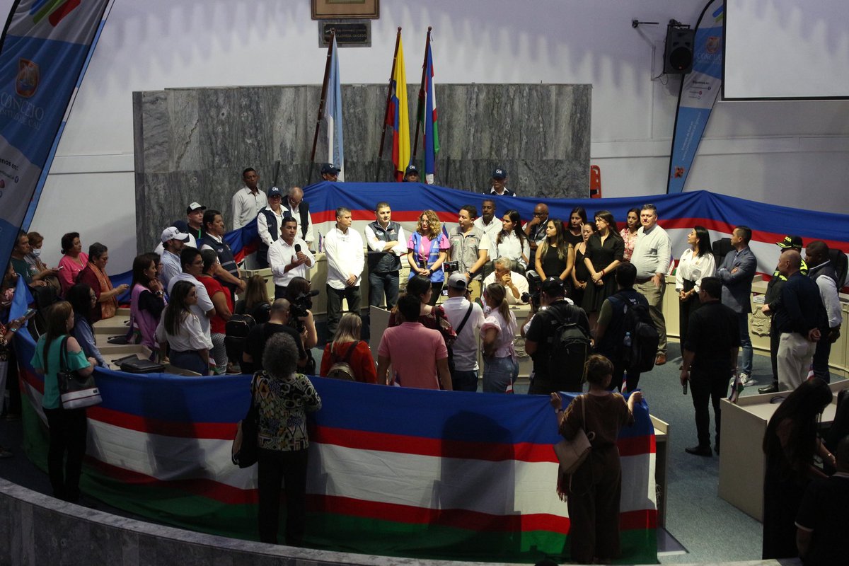 Cali_Participa's tweet photo. Con la bandera en alto de nuestra Santigo de Cali, se formalizó la radicación del proyecto de acuerdo que abre el proceso de transición a la distritalización, construido y consultado por actores de la ciudad.

#SomosCaliDistrito una ciudad que se trasforma y avanza por su gente. https://t.co/X1SuDIOFtI