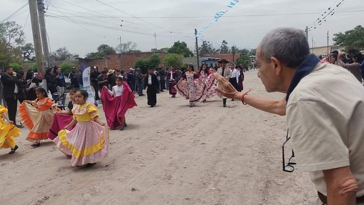 ArribaJujuy's tweet photo. También participamos del Acto en sus fiestas patronales en el 37° aniversario de su fundación y posterior desfile en honor a la Virgen del Chaguaral.
#Rodeito cuenta desde hoy con una bloquera, con el equipamiento, el apoyo técnico y una inversión superior a $500.000
🧵👇 https://t.co/1TXonfdtGM