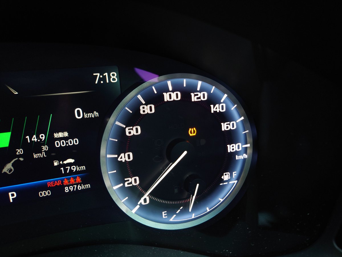 belmayze's tweet image. #おはようございます
結局昨日もディーラーさんへ
Gエグゼクティブにはホイールに空気圧センサー（TPWS）が付いてますが、スタッドレスには付けてないのでエラー表示

手元で初期化しようとしても出来なかったので、ディーラーさんに消してもらいました！
#クラウン
#TPWS