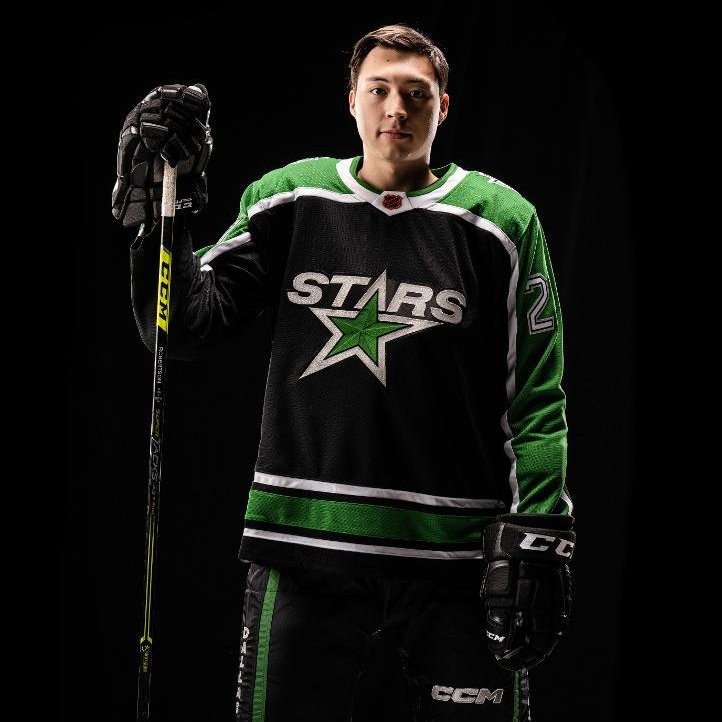 Jason Robertson rockin' the Stars' new #ReverseRetro jersey. 🌟 📸: @DallasStars