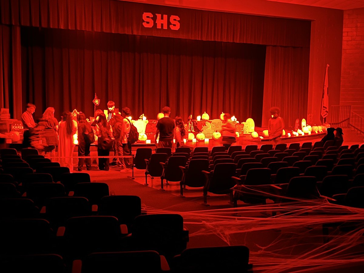NTakayamaSHS's tweet photo. Not only were the pumpkins amazing, the way they were displayed was incredible! Thank you to everyone who entered the pumpkin carving contest! #onlyoneSHS #NOBD https://t.co/aqx7wODIZV
