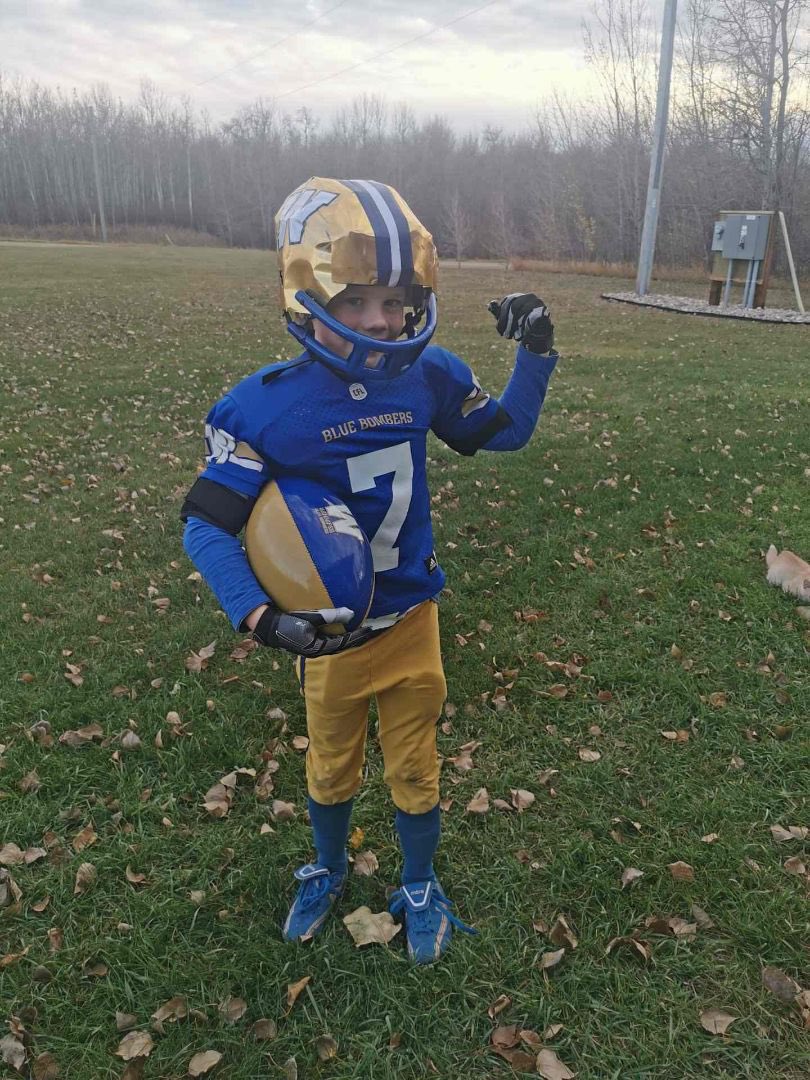 Penner_93's tweet photo. Check out my little buddy Connor Kichuk from Minitonas, Mb @Wpg_BlueBombers #forthew #futurebomber https://t.co/oyKla1H9XV