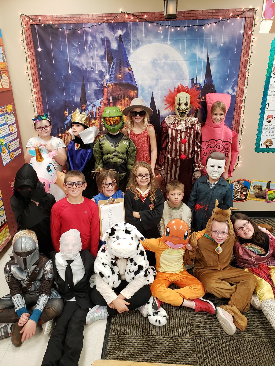 MsFrovarp3's tweet photo. Happy Halloween from our frightfully fantastic class! #TES https://t.co/yFW3M8PHhi