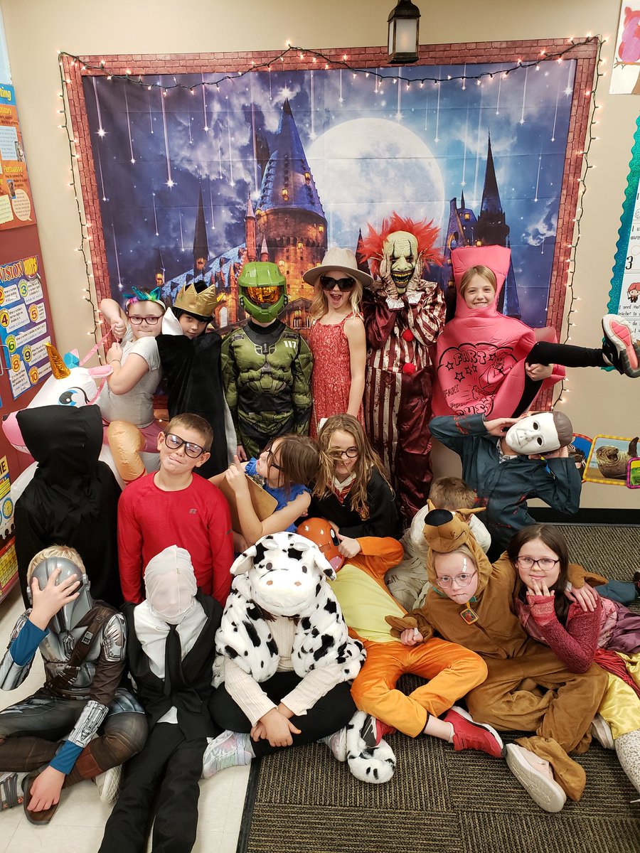 MsFrovarp3's tweet photo. Happy Halloween from our frightfully fantastic class! #TES https://t.co/yFW3M8PHhi