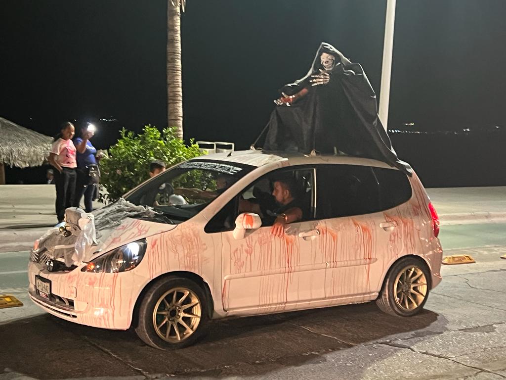 underworldscuba's tweet photo. A spooky Sunday night car show and a great meal rounded out the first day of diving. #underworldscuba #laPaz2022 https://t.co/dLDU8N7ZIg