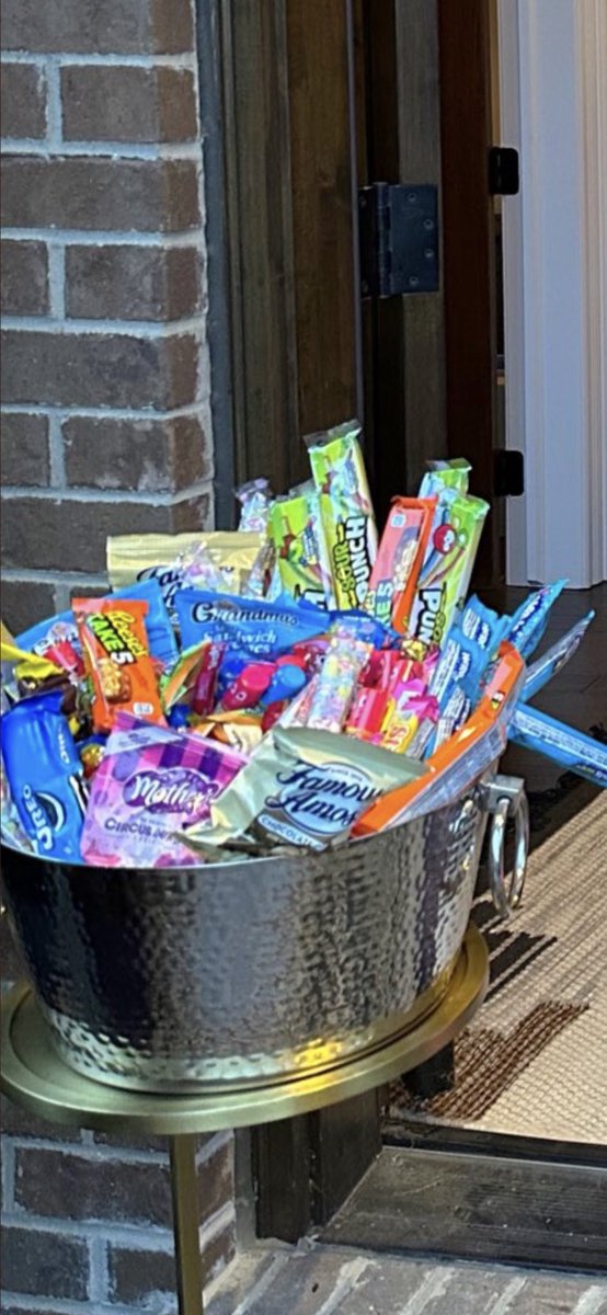 MarkieMarkTV's tweet photo. @NICKMERCS Damn killing the candy game. Definitely would come back twice back in the day for a house like that https://t.co/wasGP0ZrVm