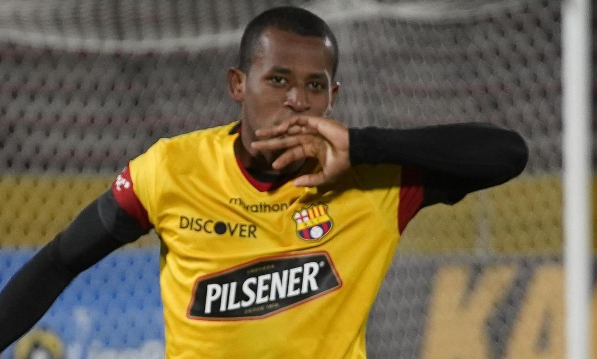 Insano1925's tweet photo. 🚨 CONFIRMADO 🚨
El primer "camisetazo" en el mercado de pases del fútbol Ecuatoriano de cara a la temporada 2023 seria el trueque de T.Molina(LDU) por N.Molina(BSC) ambos jugadores figuras en sus clubes.
Noticia gracias al auspicio de @CNT_EC https://t.co/3zY3owJja7