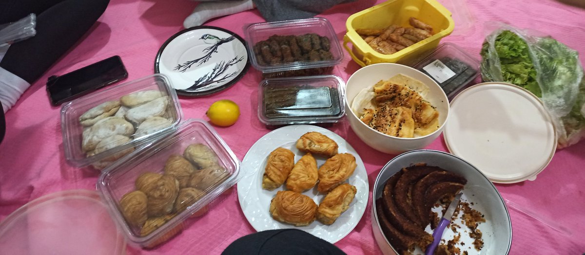 Oda arkadaşımın memleketinden yemeklerimiz gelmiş 😂😛#kykdramı