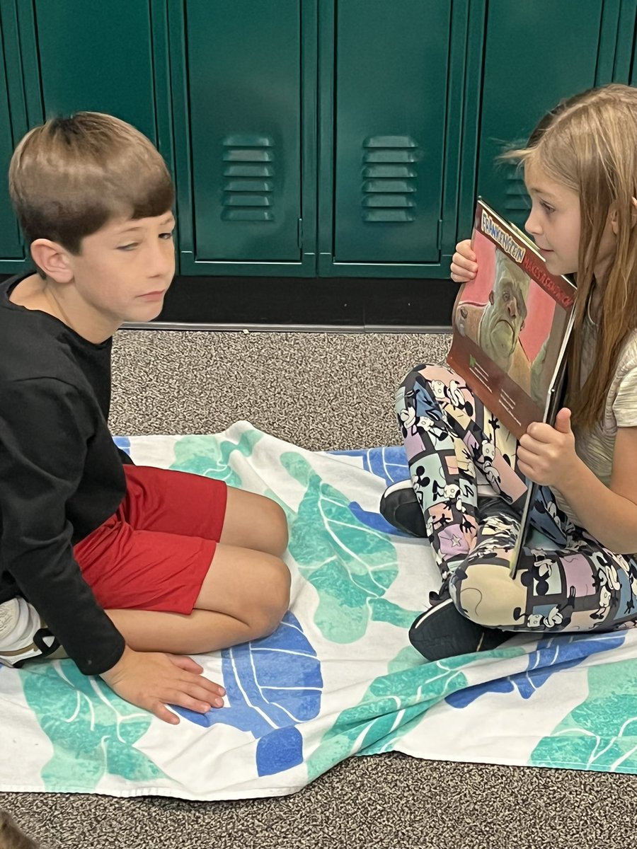 HughesClass3's tweet photo. Buddy reading Halloween stories! #1LISD #jpepride @jpepride 🎃 https://t.co/9RDtMtLOvu