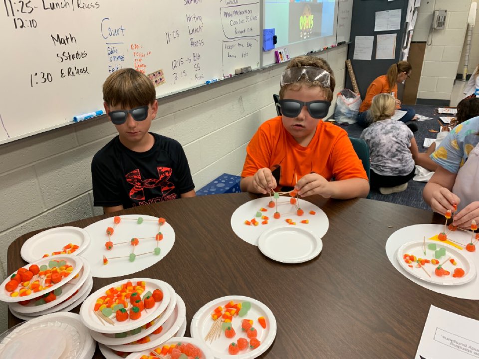 Ms_cortes05's tweet photo. We had tons of MAD scientist ready to discover and explore all that we had. From boo-bubbles, alien eggs, spider cider, STEM pumpkin building, to multiplication bingo. What a SPOOK-TACULAR day! π»ππ½ #FA22interns @HorizonElem89 @DSC_SOE https://t.co/8A6NJmjyGW