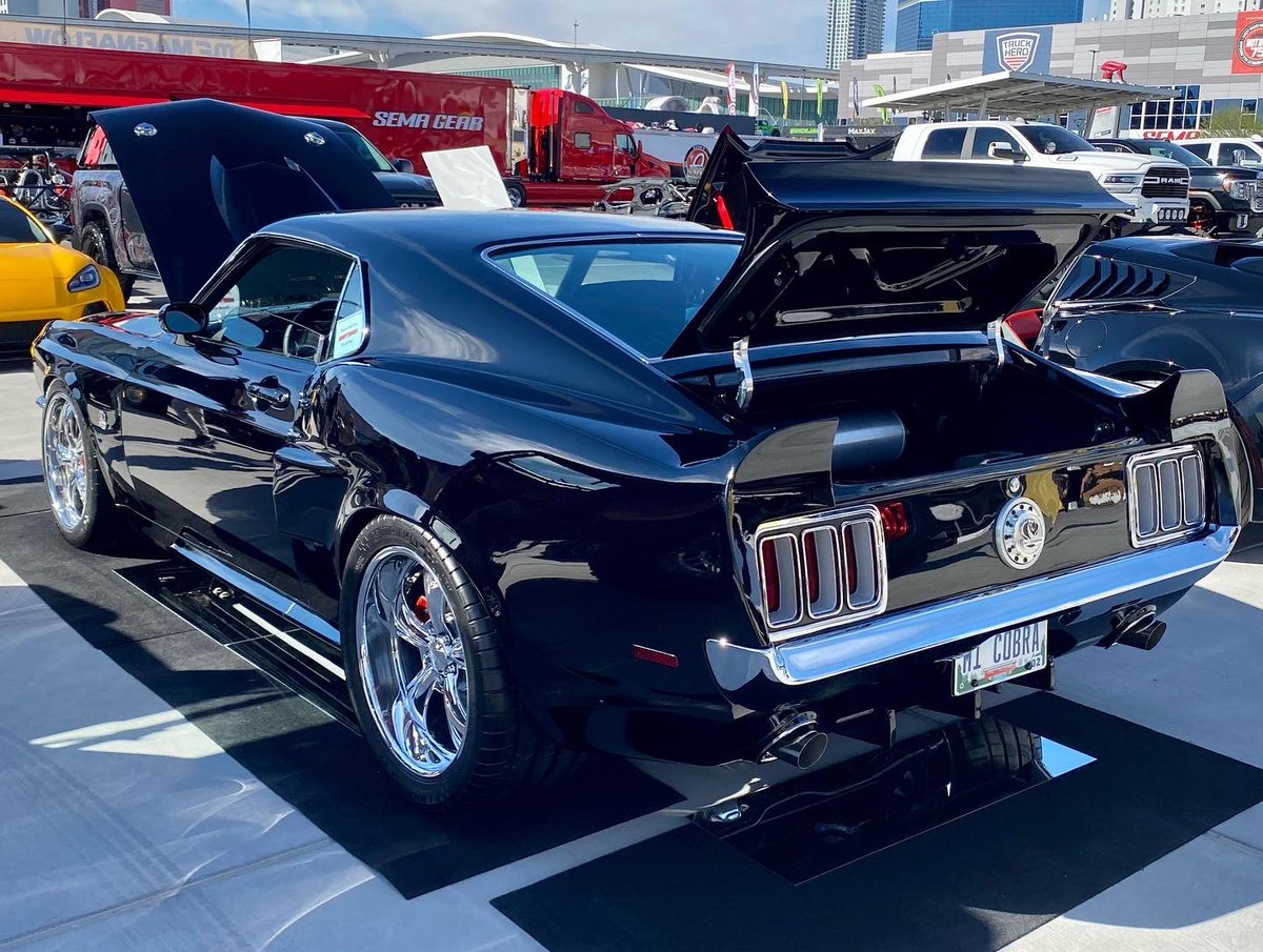 mstorm730's tweet photo. More from #semashow2022 #lincolncontinental #FordMustang https://t.co/II3V7WGH15