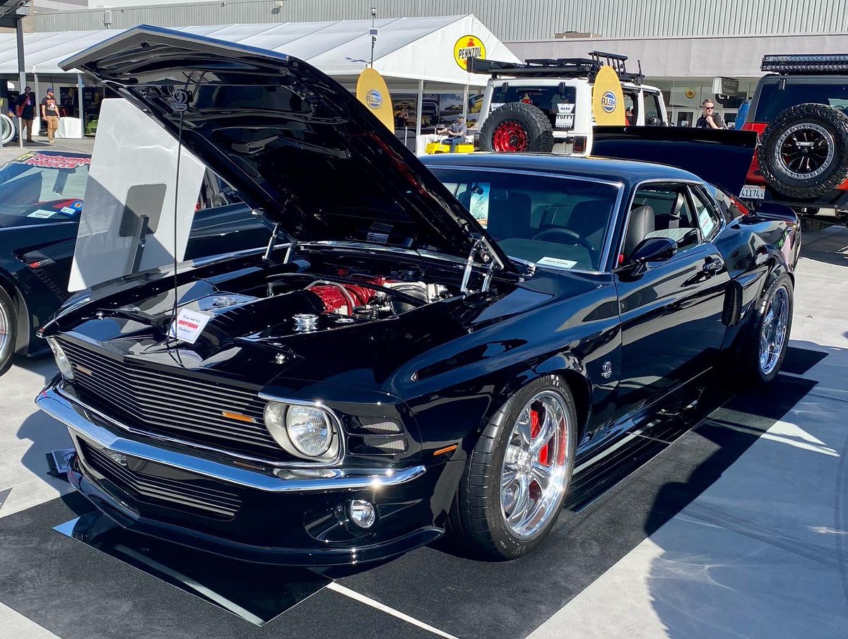 mstorm730's tweet photo. More from #semashow2022 #lincolncontinental #FordMustang https://t.co/II3V7WGH15