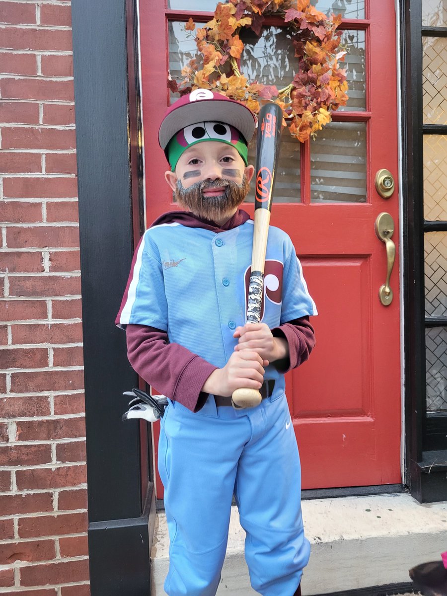 JDHanley10's tweet photo. ⚾🎃@bryceharper3 doing some pregame trick or treating. #RingTheBell @Phillies #WorldSeries https://t.co/f98rW4ZAME
