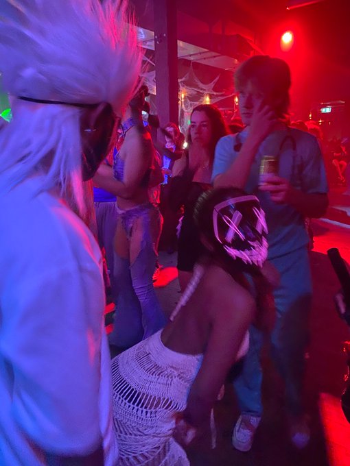 The sexiest costume of all 😉 https://t.co/IBgQCTeIeo