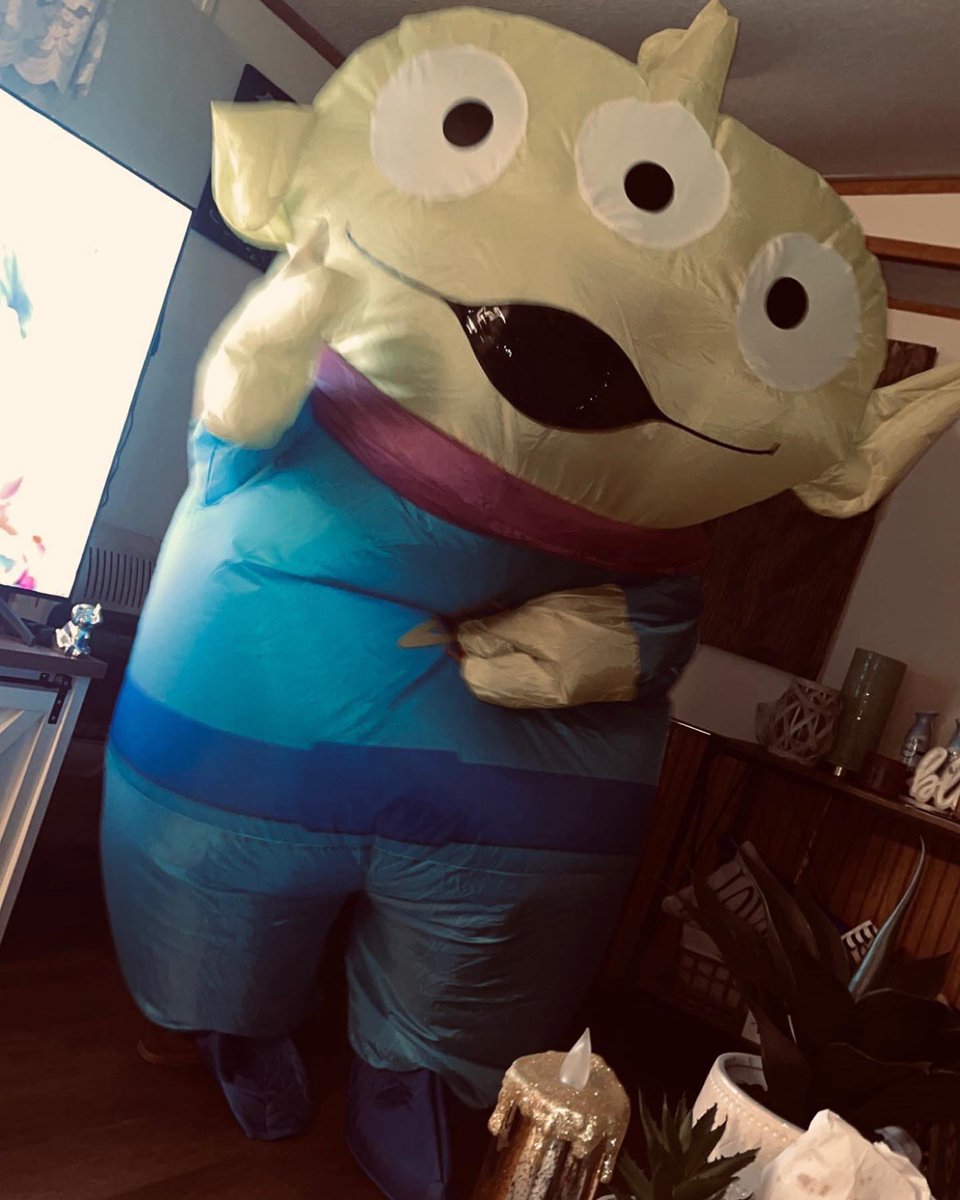 Happy Halloween 🎃
 #ihavebeenchosen #theclaw 
#toystory #pizzaplanet #space