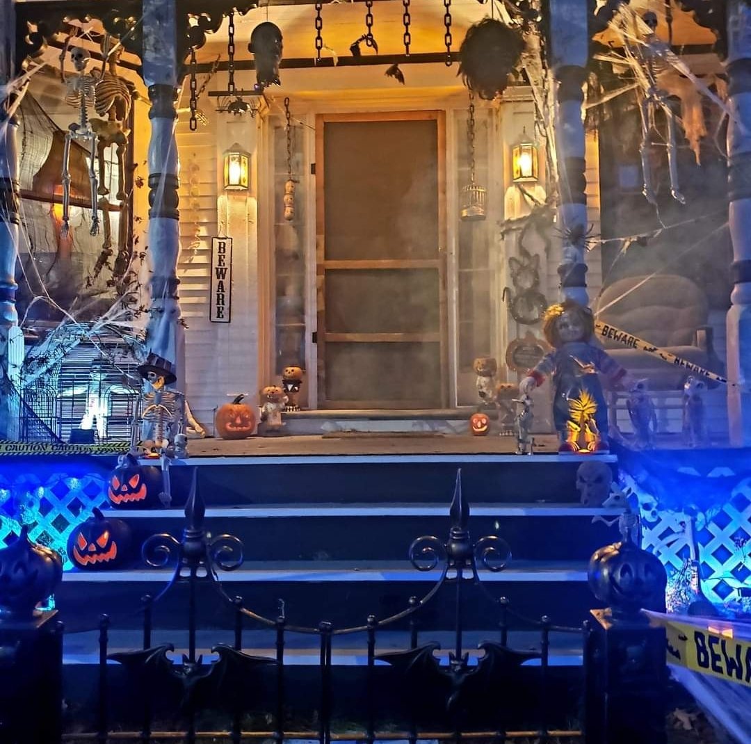 Happy Halloween, from my haunted house to yours!
#Halloween #Halloween2022 #HorrorCommunity #spooky