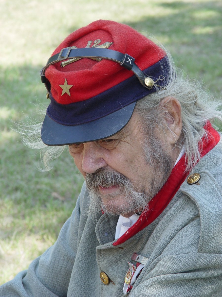 Min_des_force's tweet photo. le plus vieux soldat des forces spéciales du Listenbourg n'a que 64 ! 🫡🫡

#Listenbourg #soldat #Listenburg https://t.co/alsy7loSoa