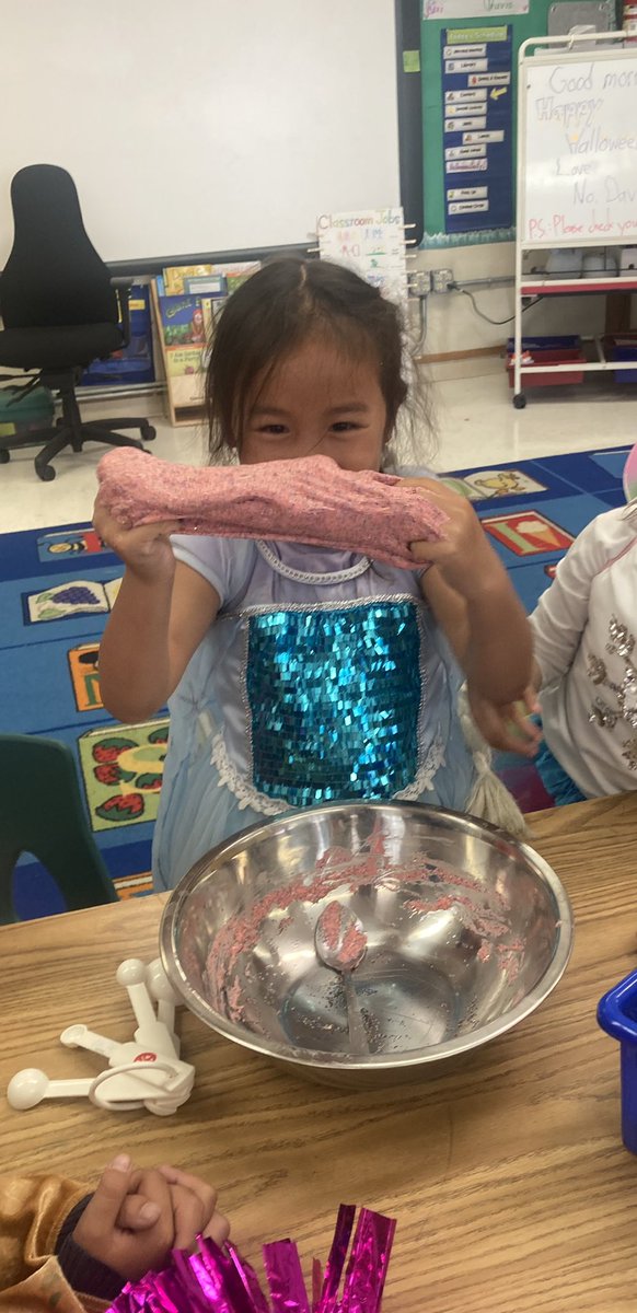 Happy Halloween! Slime time in Mr. David’s Kindergarten class. #slime #howto #Halloween2022 @WPE_SF @SFUnified 🎃🐈‍⬛🧙🏼‍♀️🧛