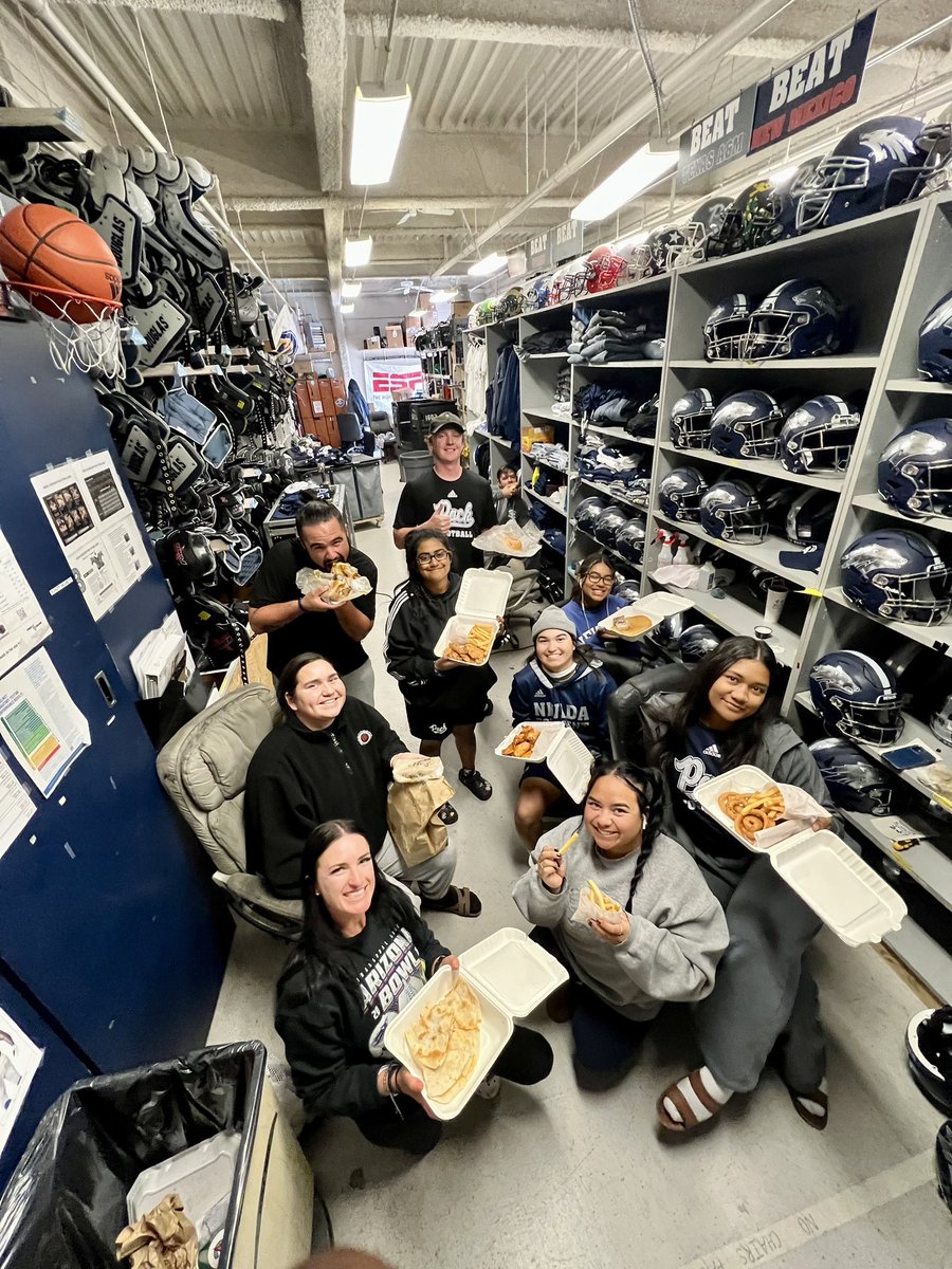 Thank you @HeatWils5 for the delicious lunch from Archie’s today! We are very thankful for you and couldn’t be more appreciative! ☺️ 

#BattleBorn <a href="/NevadaFootball/">Nevada Football</a>