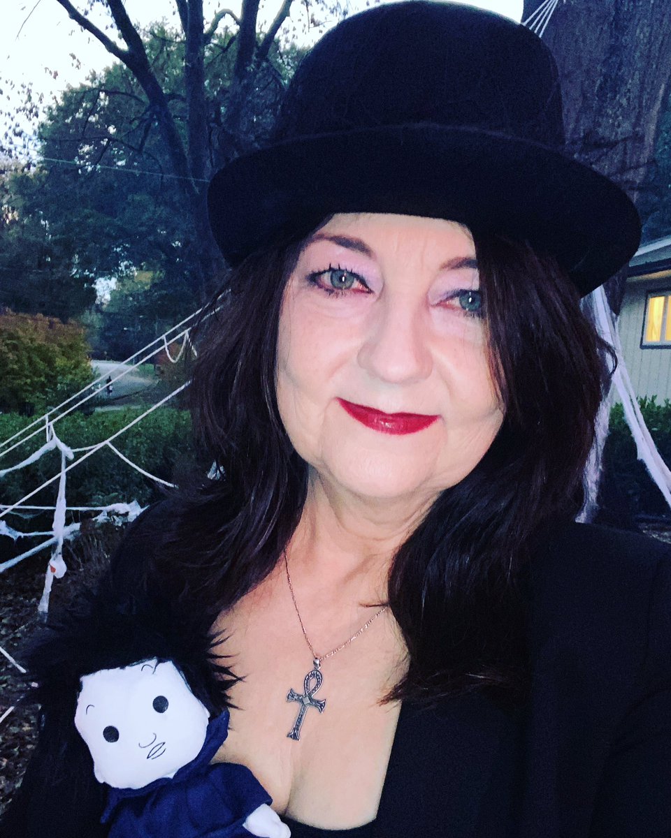 Just me &amp; my little brother the Dream King…
Happy Halloween &amp; blessed be your Samhain! 🖤🎃🖤 <a href="/Netflix_Sandman/">The Sandman</a> <a href="/neilhimself/">Neil Gaiman</a>