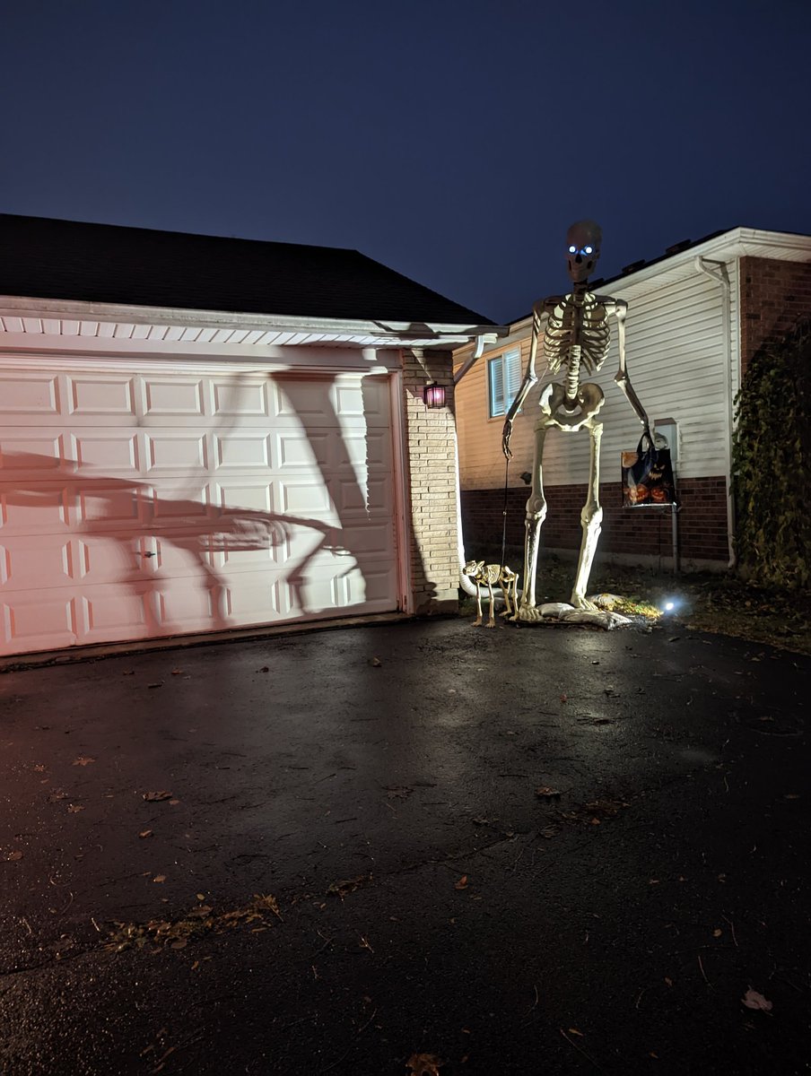 Skelly Clarkson and Tommy Lee Bones are a hit! A lot of families are taking pictures. 
<a href="/yogabeagle/">Becky</a> #HappyHalloween