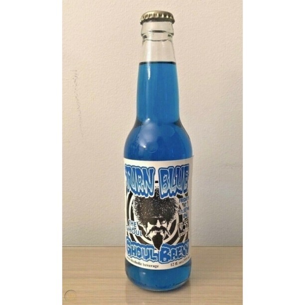 RootBeerWorld's tweet image. Missing Monday (found photo, Halloween edition): Turn-Blue Ghoul Brew #rootbeer by Brew Kettle, Inc. of Strongville, Ohio ift.tt/9LIcW51 #rootbeerworld instagr.am/p/CkZQowcMi-b/