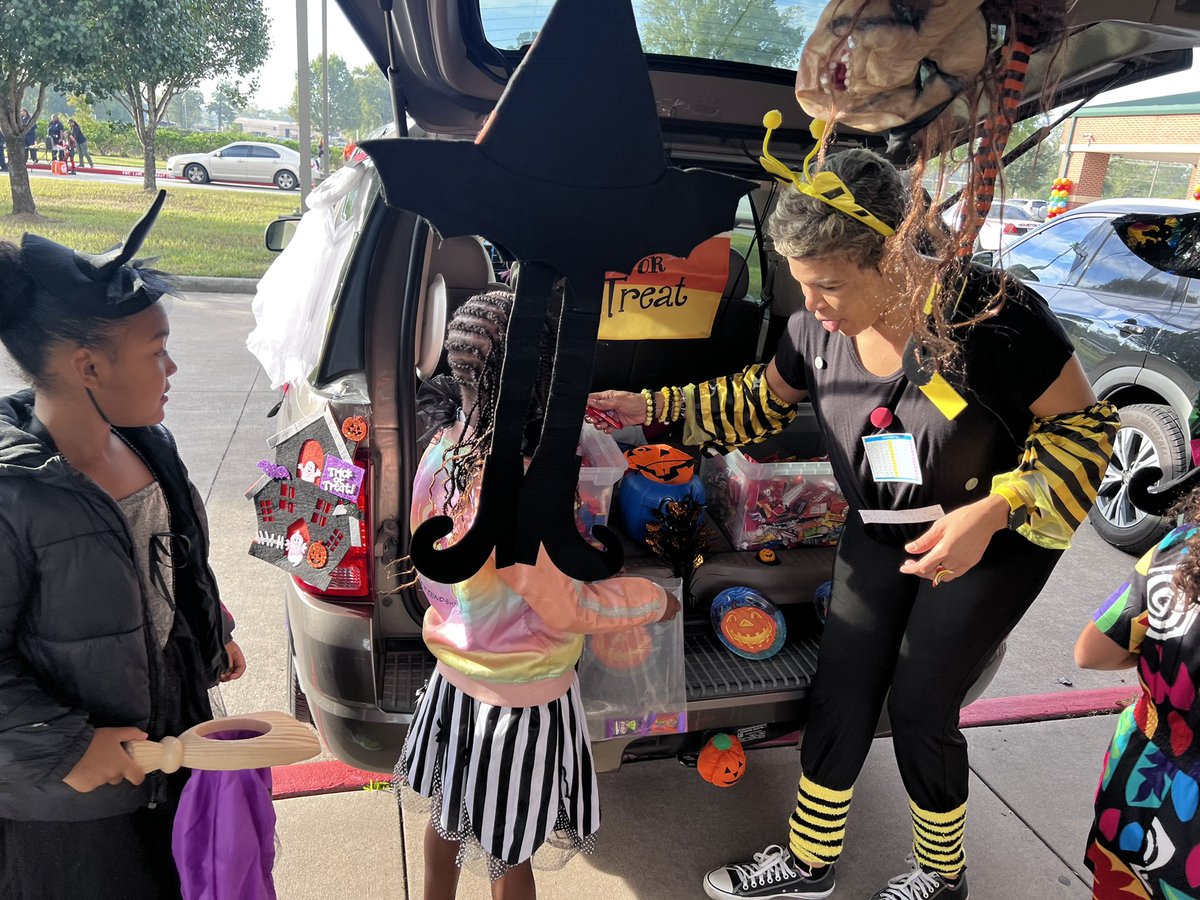 Hilliard_ES's tweet photo. Trunk or Treat 🎃👻! Another successful WILDCAT event! Thank you to all the staff and volunteers that help make this an amazing event for our students! @ErikaKimble @DemetriaBandyBr @Leigha_Curry7 https://t.co/RcBnxHKH0H