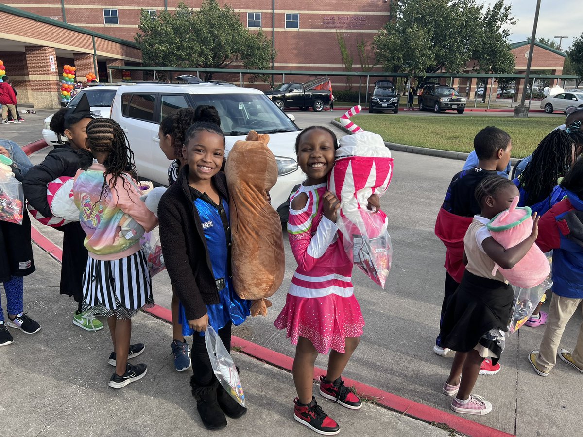 Hilliard_ES's tweet photo. Trunk or Treat 🎃👻! Another successful WILDCAT event! Thank you to all the staff and volunteers that help make this an amazing event for our students! @ErikaKimble @DemetriaBandyBr @Leigha_Curry7 https://t.co/RcBnxHKH0H